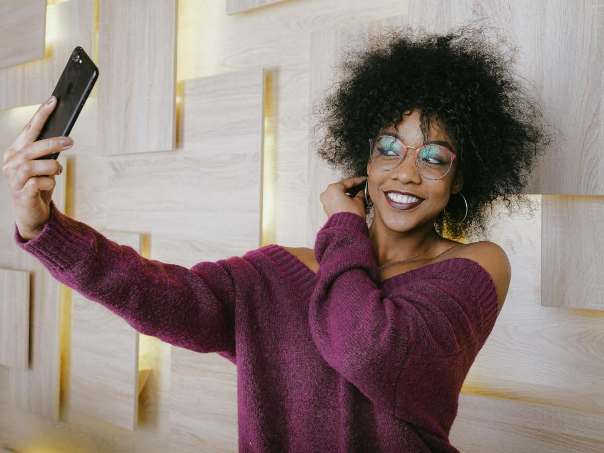 QUAND IL TE DEMANDE TOUJOURS DES SELFIES… 🤳🏾🤦🏾‍♀️